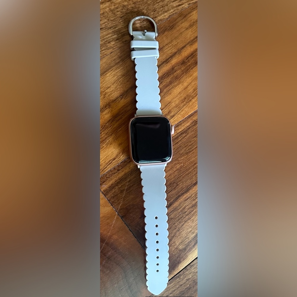 EUC Apple Watch Series 4; 40mm Gold Aluminum Pink Sand Sport Band - Picture 8 of 10